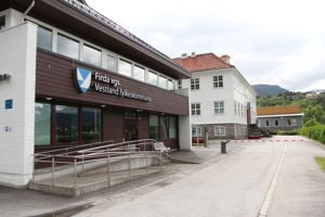 2 av skulebygga til Firda vgs, med logoen til Vestland fylke på det eine bygget