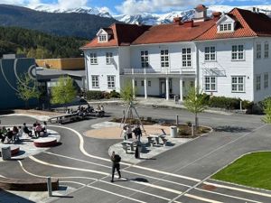 Gamlebygget på Firda vgs med skuleplassen i framgrunnen