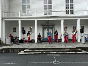 Elevar med instrument held konsert utanfor Gamlebygget på skulen.