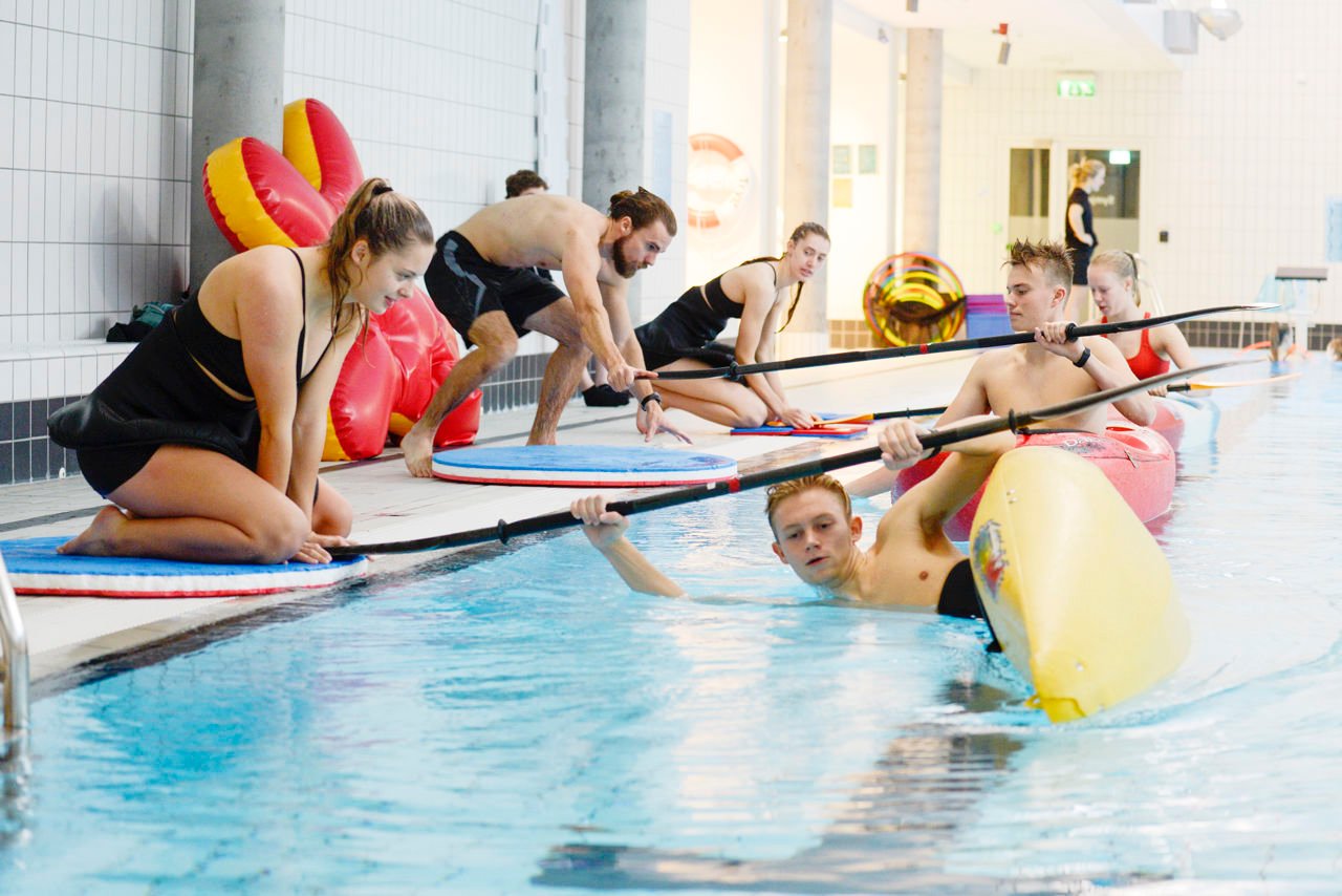 Bilde frå svømmehallen kor elevane øver på eskimorulle i bassengetFoto: Hans Græsli, Firda vgs