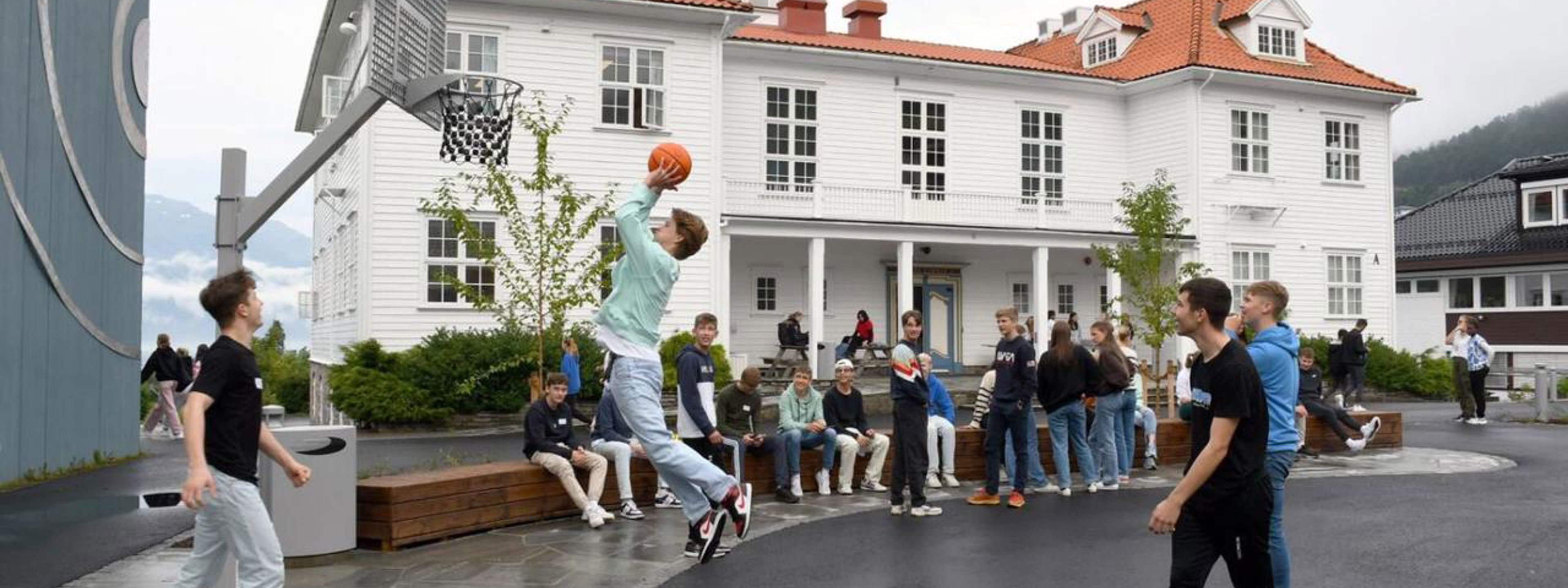 Elevar spelar basketball på skuleplassen